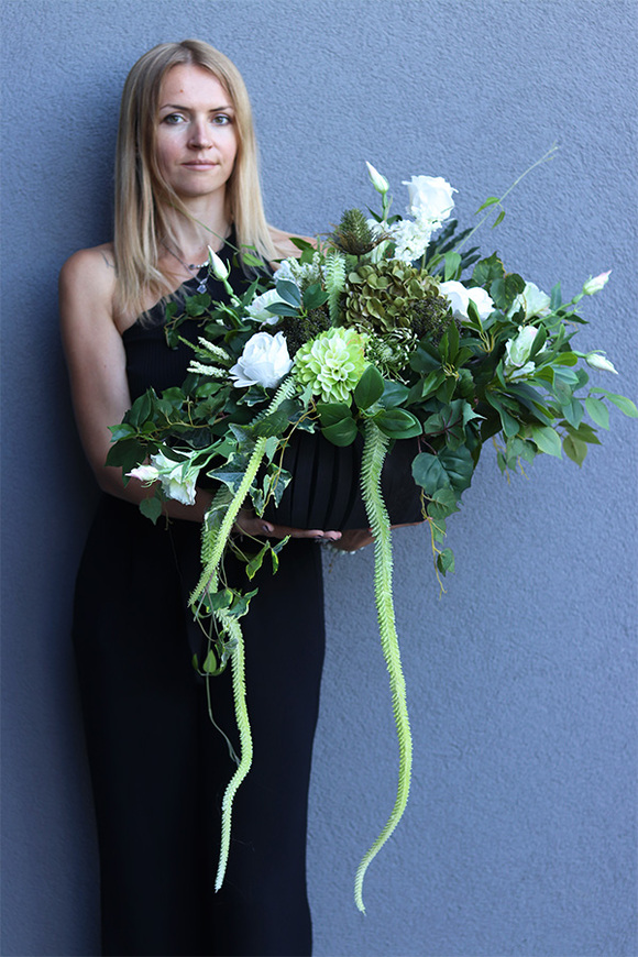  Lucilla, dekoracja nagrobna w drewnianej skrzyneczce, wym.50x70x46cm