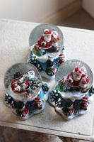 świąteczna Kula Śnieżna Mikołaj z Prezentem