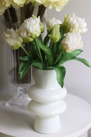 Panna Motata, bukiet kwiatów w wazonie