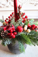 Czerwień na Wigilię, stroik świąteczny ze świecą