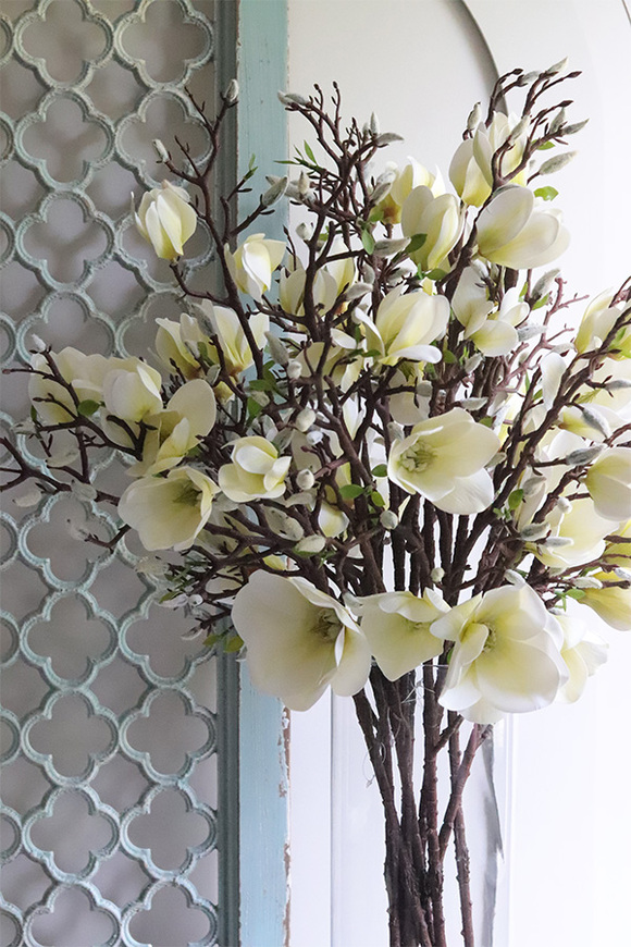 Magnolie Glass, bukiet kwiatów w wazonie