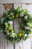 W Sadzie, wianek na drzwi z jabłkami