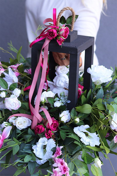 Angelo Garden Pink Wood, kompozycja nagrobna z aniołem i lampionem