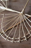 Sunday D, słomiana dekoracja