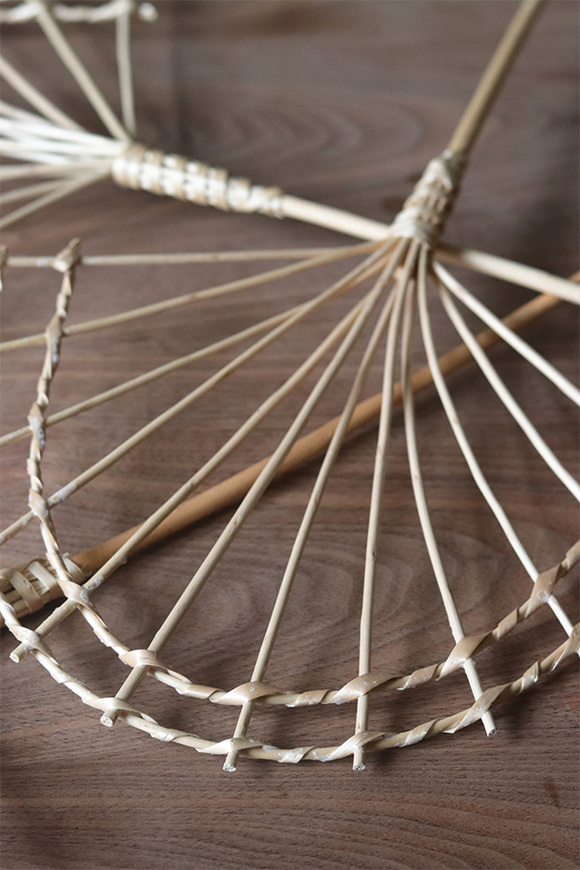 Sunday D, słomiana dekoracja