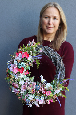 Flowers for You, asymetryczny wianek kwiatowy z bocianem, śr.36cm