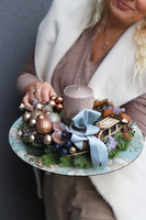 Hellena na Sankach, stroik ze świecą na talerzu