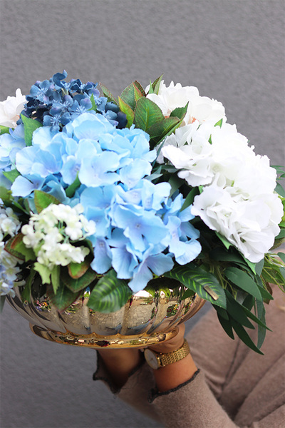 Blue & Gold, kompozycja kwiatowa z hortensji