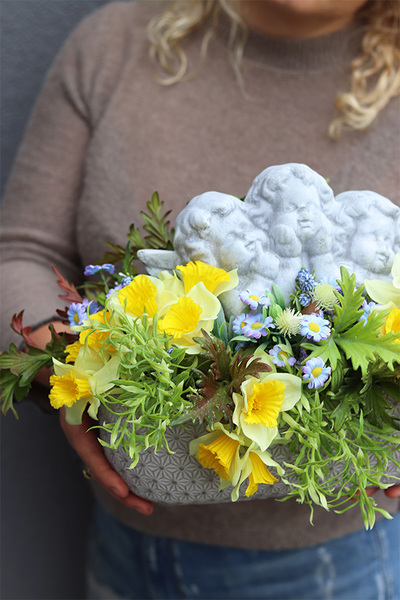 Luvina Spring, żółta dekoracja nagrobna z aniołami