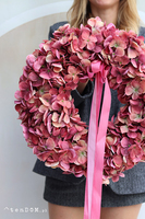 Hortensje Cherry, wianek na drzwi z hortensji