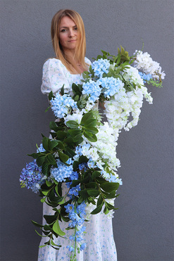 Belledia, girlanda z białymi i niebieskimi kwiatami, dł.130cm  