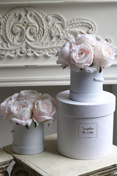 Delicate Roses, biały flowerbox z różami