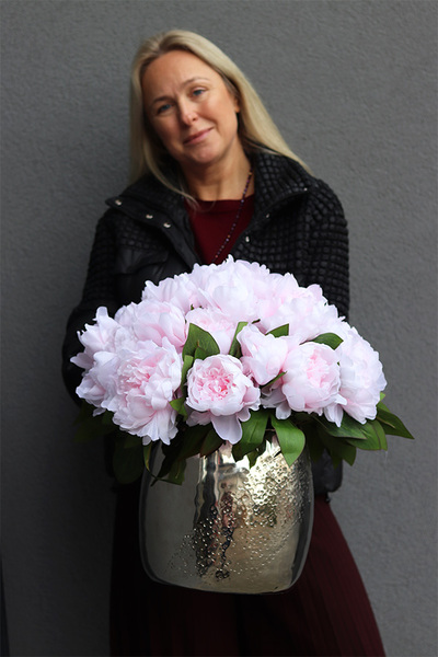 Aura Deluxe, kompozycja z peonii w srebrnej donicy