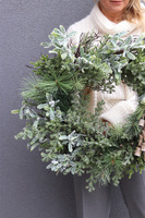 Winter House, zimowy wianek iglasty