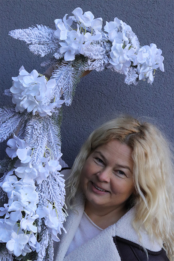 Hortensja Biel, śnieżona girlanda zimowa