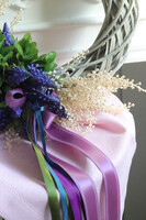 Wśród Szafirków, asymetryczny wiosenny wianek na drzwi