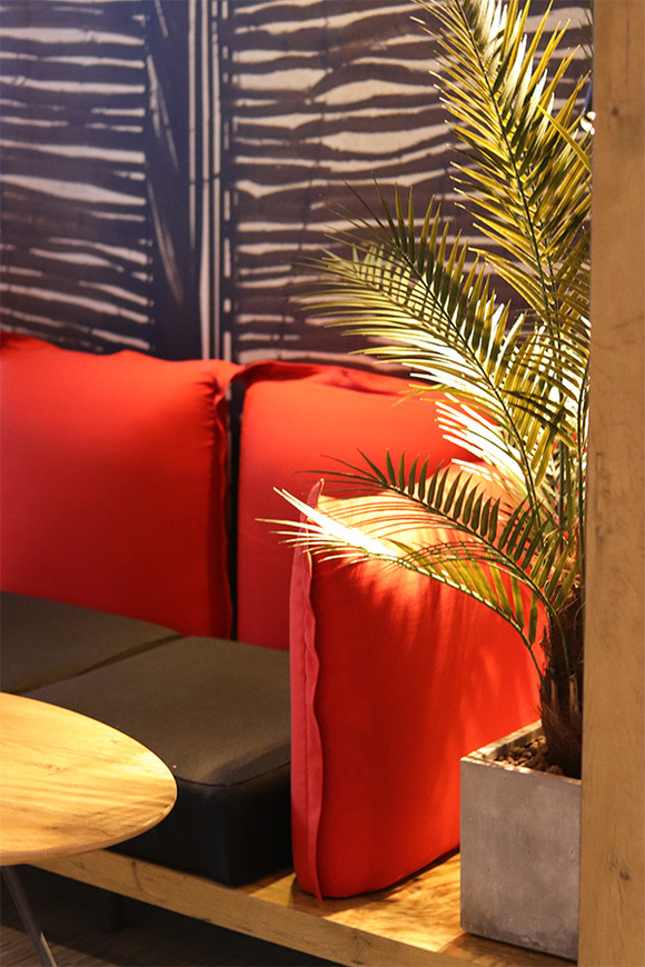 Palma Concrete Cube, sztuczna roślina w betonowej donicy