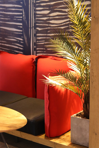 Palma Concrete Cube, sztuczna roślina w betonowej donicy