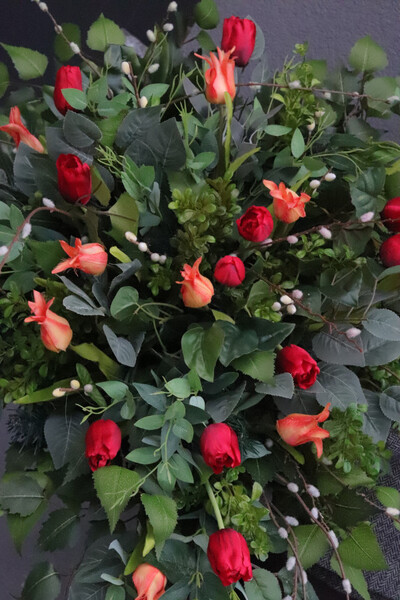 Czerwień Tulipanów, wiosenna wiązanka nagrobna