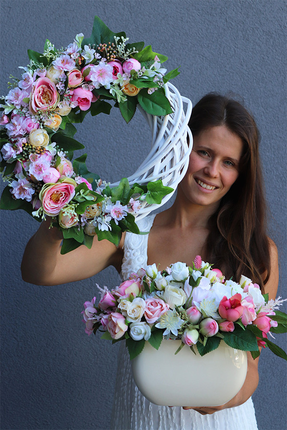 Eleni, kompozycja kwiatowa w kremowym naczyniu, wym.25x36cm