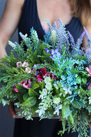 Hellia Łąka, kompozycja kwiatowa w konarze, wym.44x77x36cm