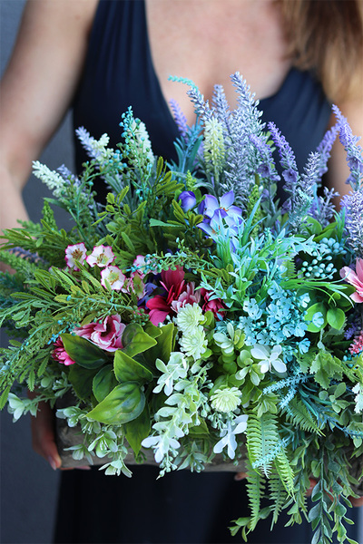 Hellia Łąka, kompozycja kwiatowa w konarze, wym.44x77x36cm