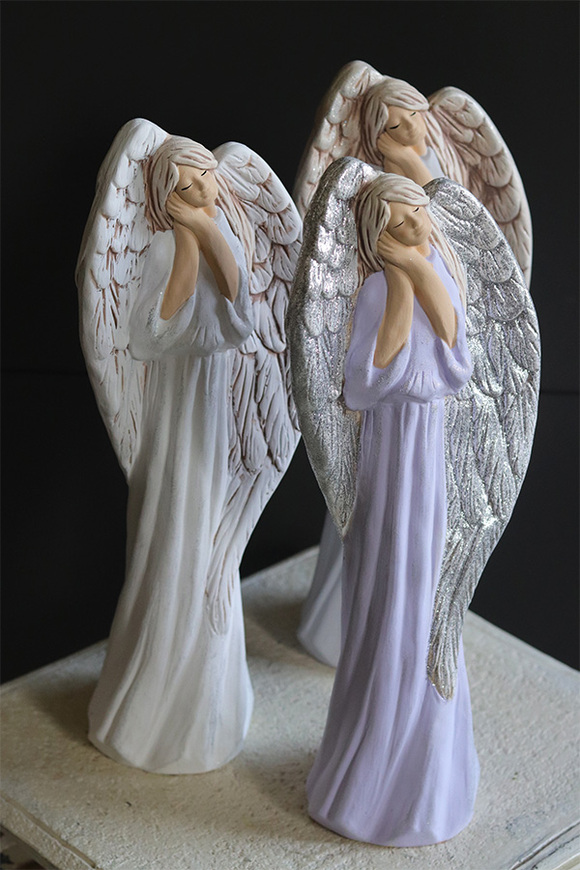 Rozanielony Anioł kolor lila, figurka dekoracyjna
