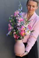 Princessia La Guel, kompozycja kwiatowa w wazonie