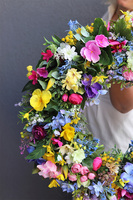 Monique May, duży barwny wianek na drzwi