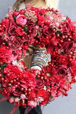 Brigita Red Fire, bogaty czerwony wianek z owocami, śr.65cm