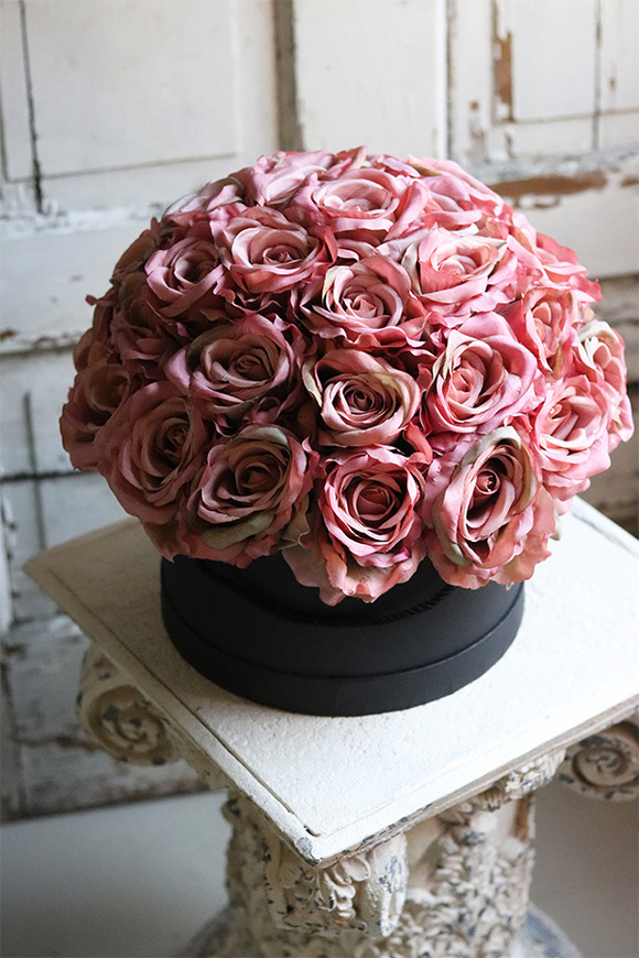 Getaria, czarny flowerbox z różami, wym.35x37cm
