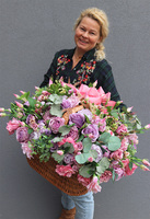 Elicja, bogaty kosz kwiatowy, wym.49x74cm 