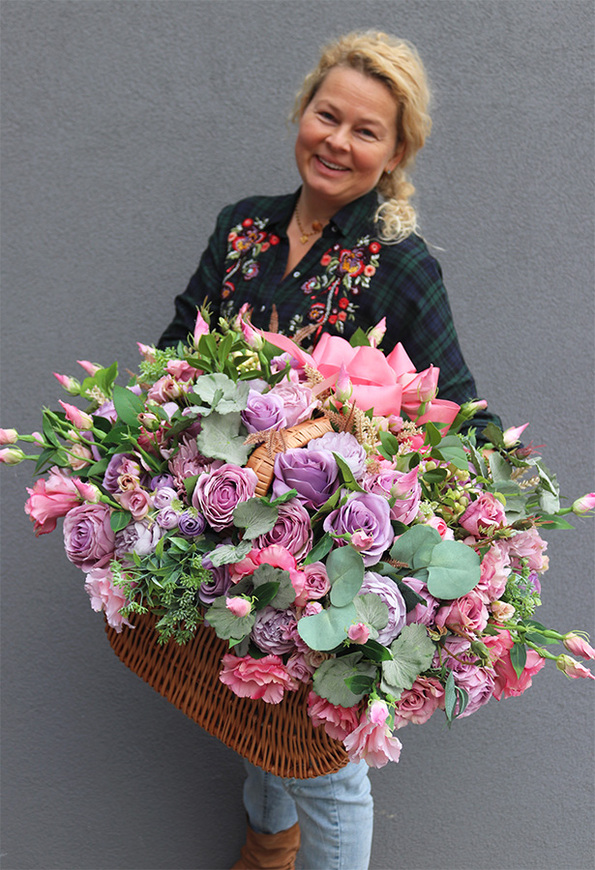 Elicja, bogaty kosz kwiatowy, wym.49x74cm 