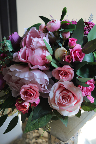 Pink Ladies, kompozycja kwiatowa w misie