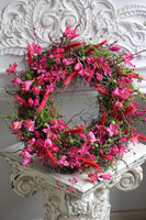 Różowa Pogoda, kwiatowy wianek na drzwi