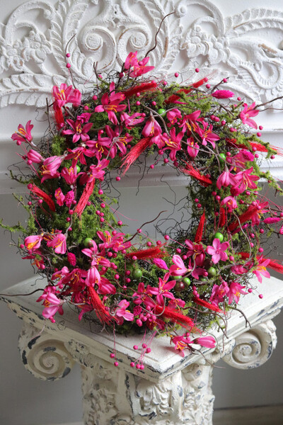 Różowa Pogoda, kwiatowy wianek na drzwi