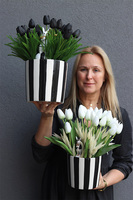 Wednesday Biel, kompozycja z piankowymi tulipanami w naczyniu