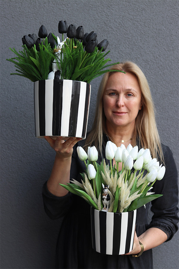 Wednesday Biel, kompozycja z piankowymi tulipanami w naczyniu