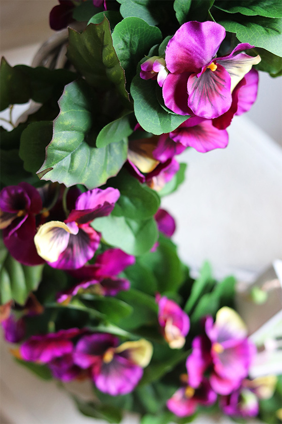 Bratki Fiolet, ozdobny wianek z domkiem