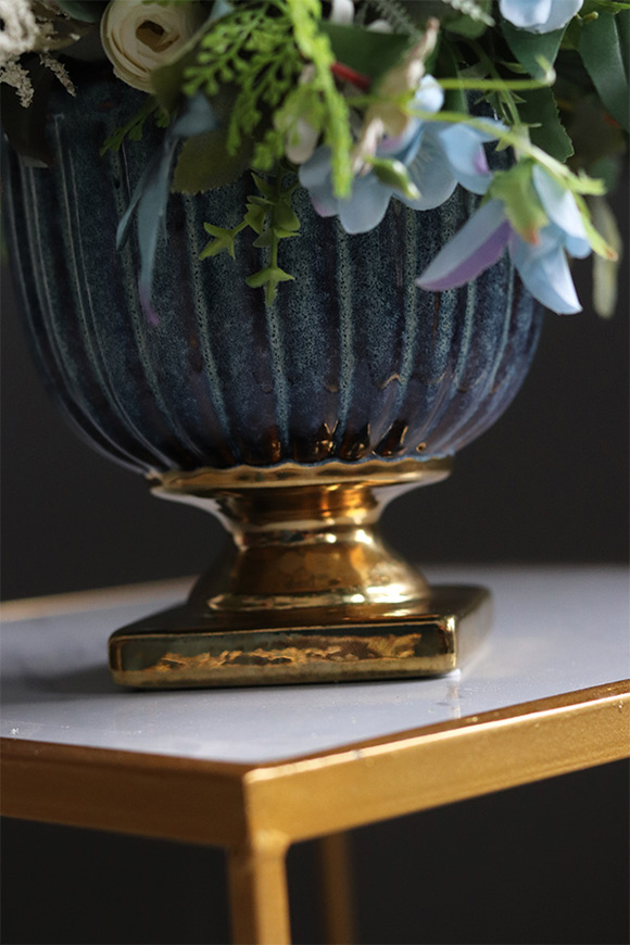 Berania Blue, kompozycja kwiatowa w pucharze