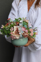 Turkusito, kompozycja kwiatowa w naczyniu