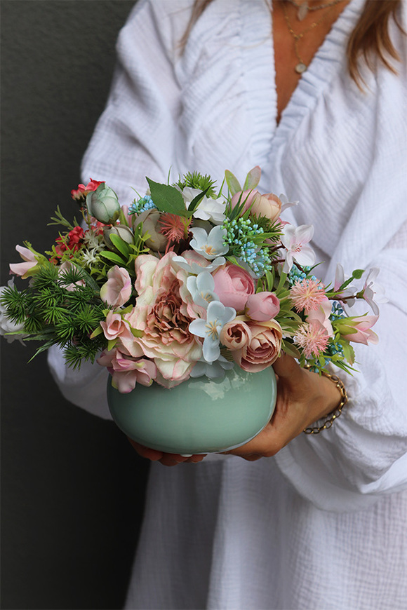 Turkusito, kompozycja kwiatowa w naczyniu