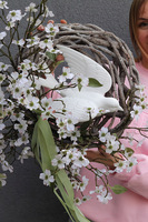 Gołąbek Pokoju, asymetryczny wianek na drzwi z ptaszkiem