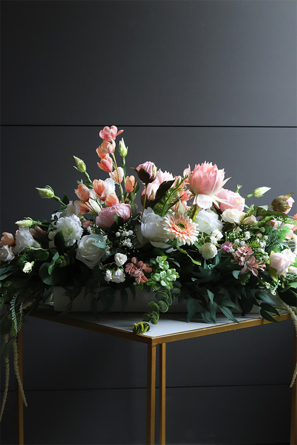 Miłosna Longia, kompozycja kwiatowa na długi stół