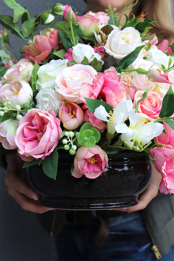 Gefrina, różowa kompozycja nagrobna w misie, wym.33x57cm