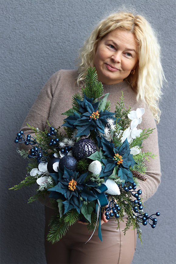 Dark Blue Winter, świąteczny bukiet nagrobny we wkładzie
