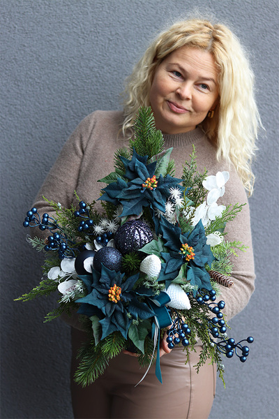 Dark Blue Winter, świąteczny bukiet nagrobny we wkładzie