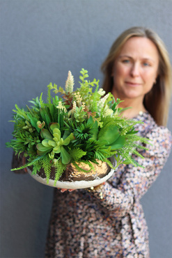 Rozkosz, kompozycja sukulenty w miedzianej misie, wys.28cm