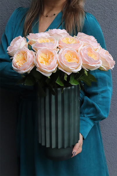 Roes Morlano, róże w wazonie