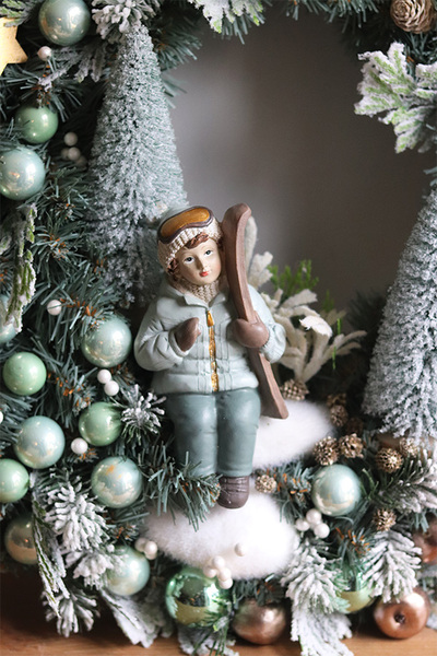 Krissy, świąteczny wianek na drzwi z narciarzem